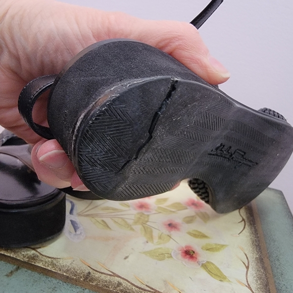 Salvatore Ferragamo Black Woven Leather 1 Inch Wedge Sandal Size 7 1/2 - Picture 11 of 12